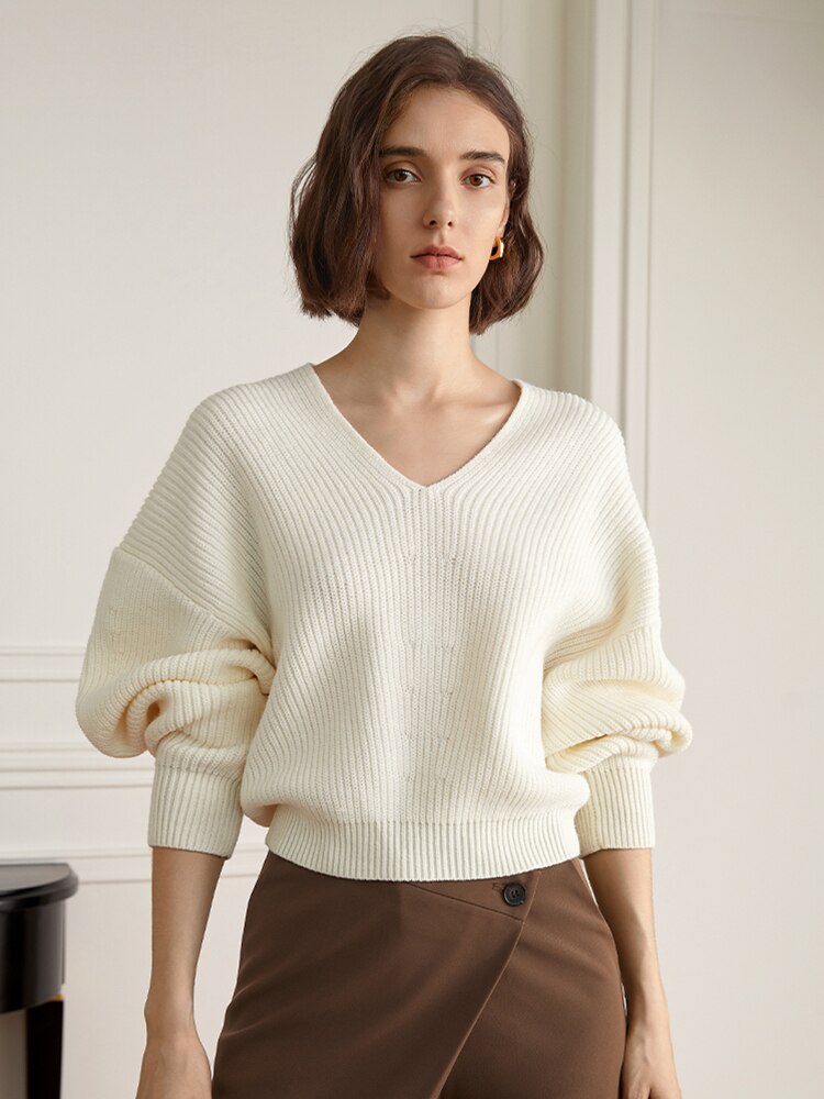 Zalia Atelier | Chic Style and Quality Cream Color Knit Sweater With V Neck and Lantern Sleeves